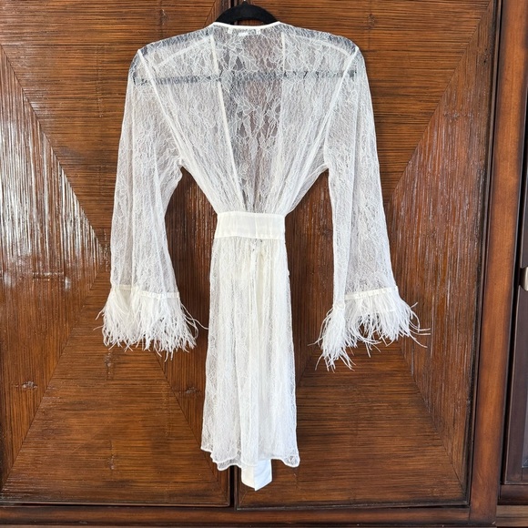 Rya Collection Women’s White Lace Feathered Trim Robe Attached Satin Belt S NWOT - Picture 3 of 11
